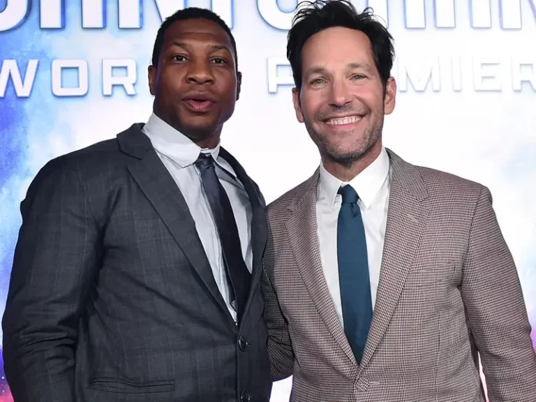 Paul Rudd and Jonathan Majors Hug Each Other in “Ant-Man”